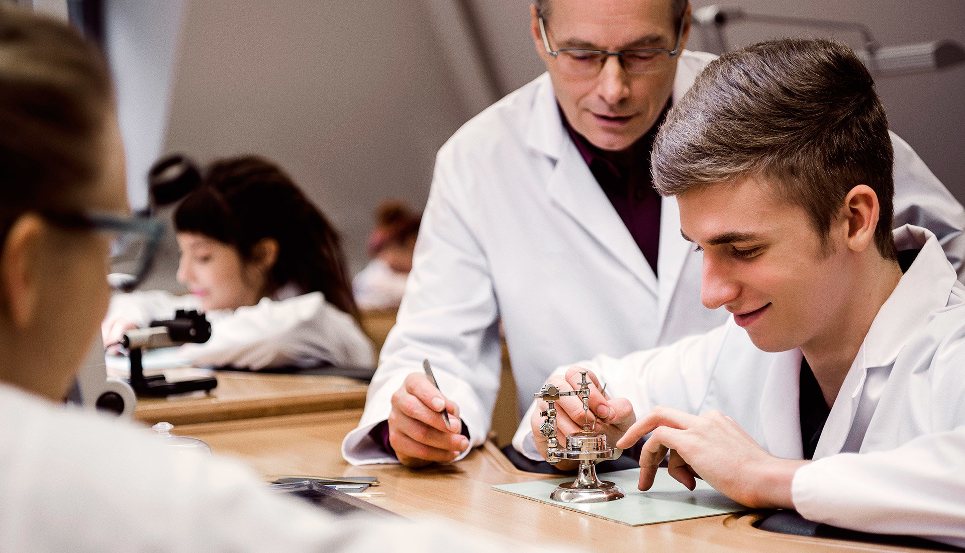 百达翡丽手表维修服务中心站（百达翡丽磁化）