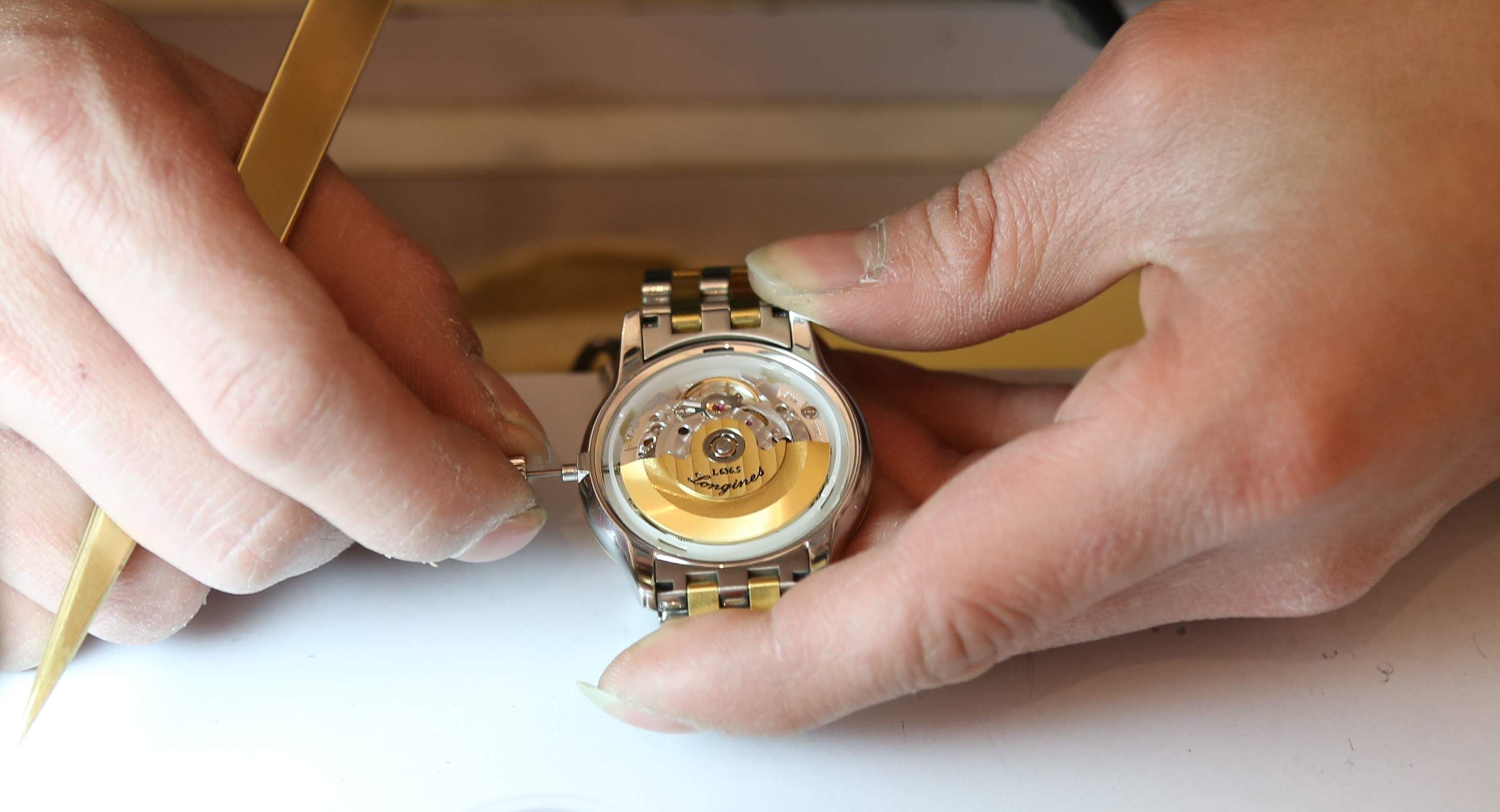 百达翡丽官方售后电话（百达翡丽表盘掉色）